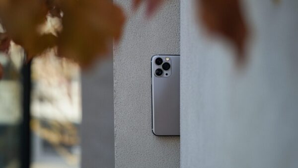 まさかの映り込み！？Galaxy S25 Edgeのリーク動画にPixel 9aがチラ見え