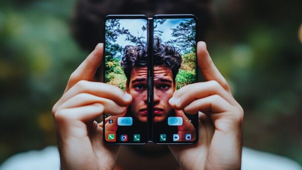 え、まだなの！？サムスンの三つ折りスマホ、発売延期のウワサ