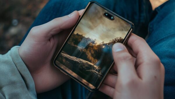 折りたたみiPhoneがついに登場！？AI×高級路線でサムスンに勝負を挑む！
